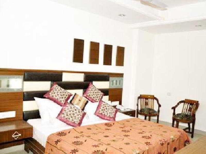 Hotel Sarthak Palace Near Karol Bagh Metro Station New Delhi Номер фото